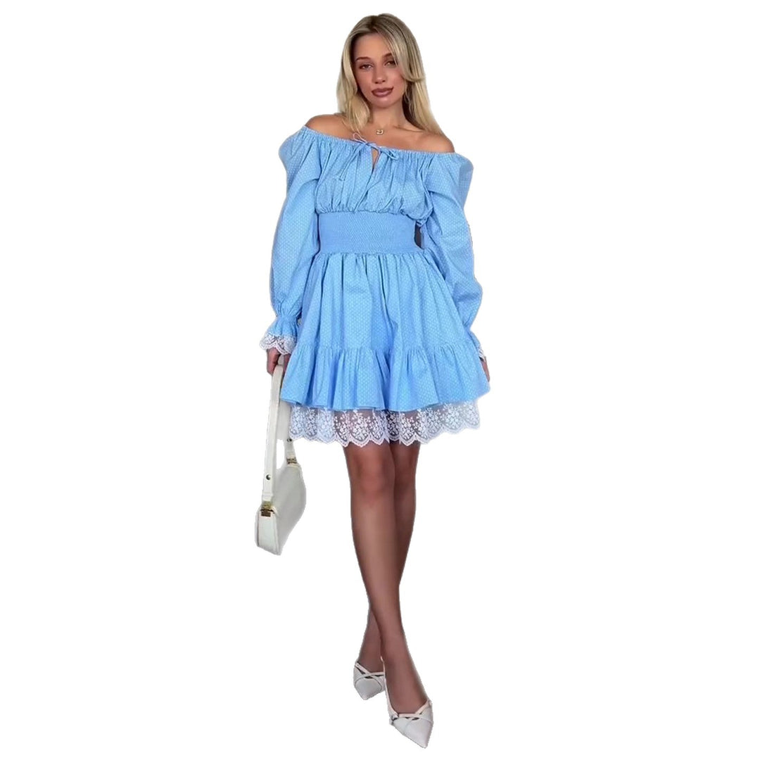 Kvinnors Off-Shoulder Klänning med Voluminösa Ruffle Detaljer och Spetskant-Eva Jonsson