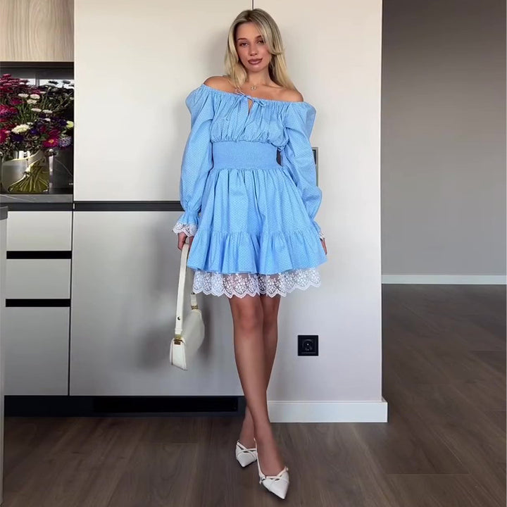 Kvinnors Off-Shoulder Klänning med Voluminösa Ruffle Detaljer och Spetskant-Eva Jonsson