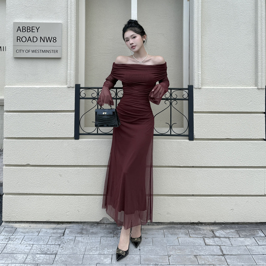 Kvinnors Off-Shoulder Kvällsklänning med Rynkad Design och Långa Ärmar Mirla-Eva Jonsson