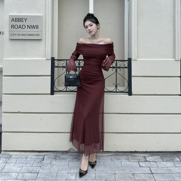 Kvinnors Off-Shoulder Kvällsklänning med Rynkad Design och Långa Ärmar Mirla-Eva Jonsson