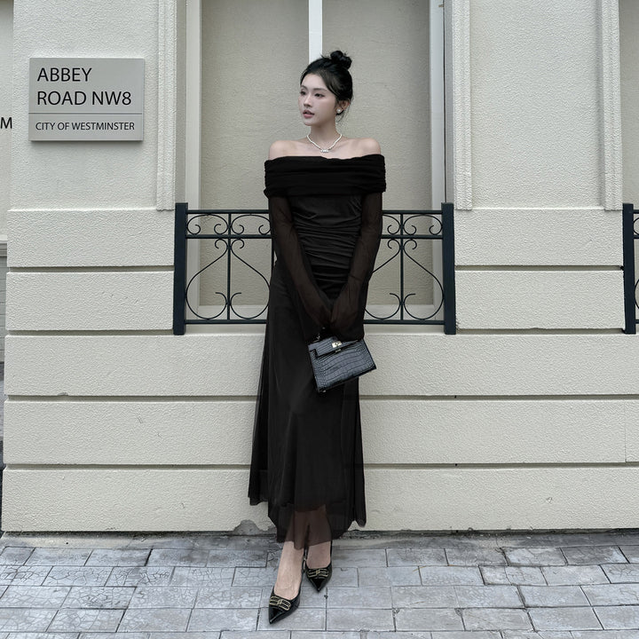 Kvinnors Off-Shoulder Kvällsklänning med Rynkad Design och Långa Ärmar Mirla-Eva Jonsson