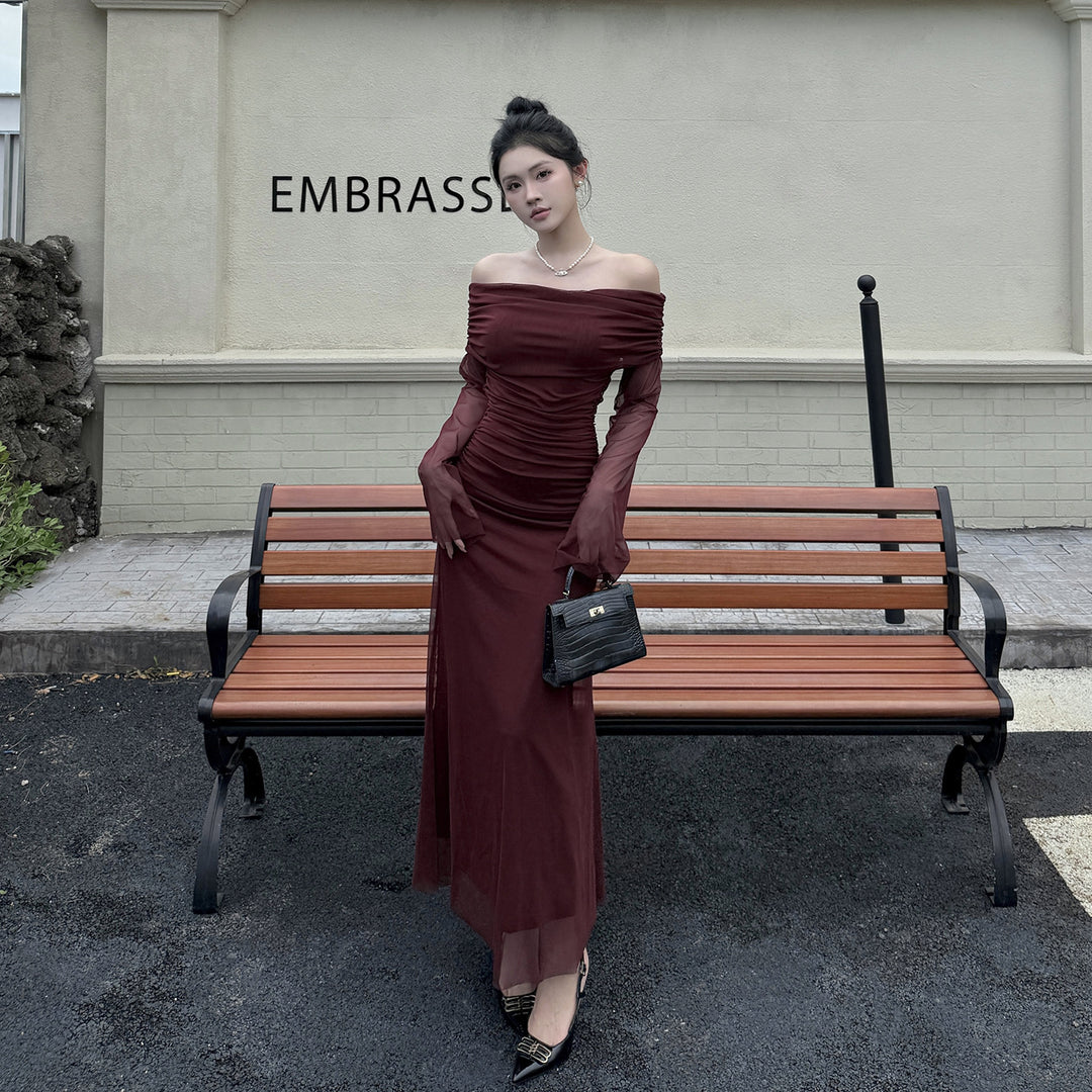 Kvinnors Off-Shoulder Kvällsklänning med Rynkad Design och Långa Ärmar Mirla-Eva Jonsson