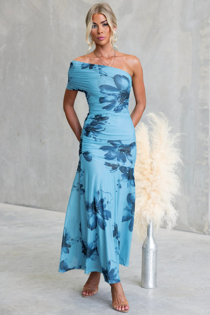 Kvinnors Off-Shoulder Maxi Klänning med Blommiga Detaljer och Volangdesign-Eva Jonsson