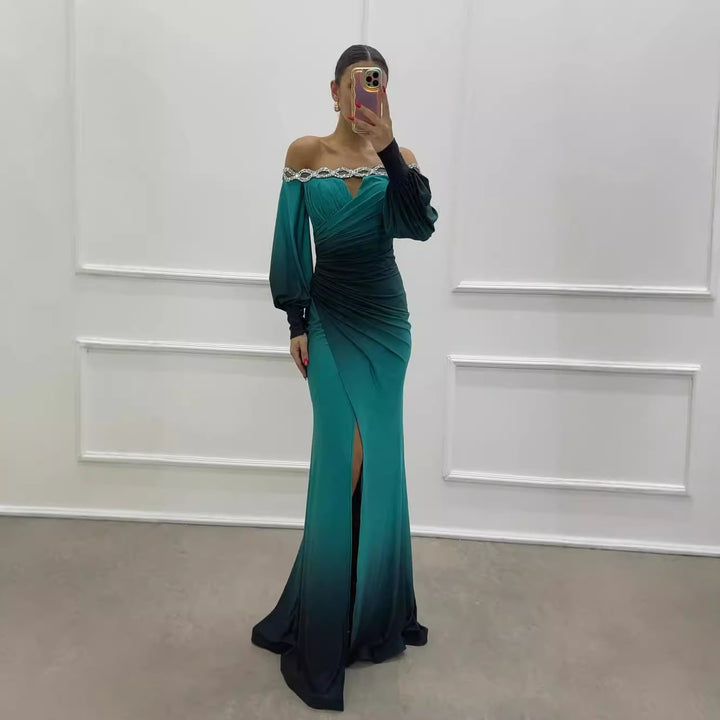 Kvinnors Off-Shoulder Maxi Klänning med Elegant Drapering och Glittrande Accenter Mirla-Eva Jonsson