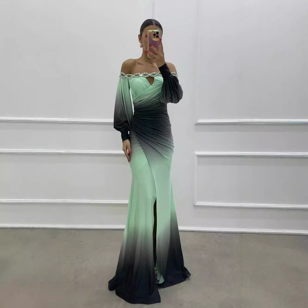 Kvinnors Off-Shoulder Maxi Klänning med Elegant Drapering och Glittrande Accenter Mirla-Eva Jonsson