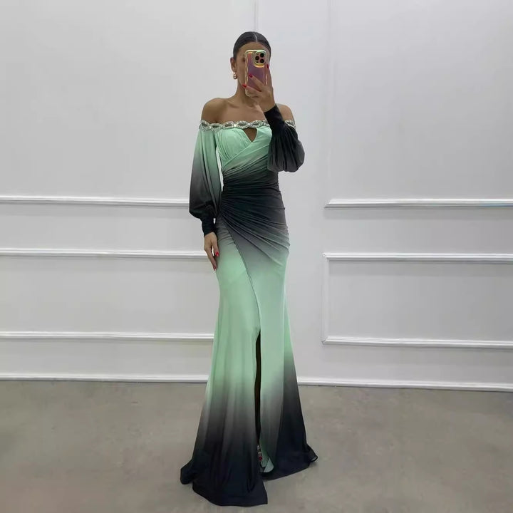 Kvinnors Off-Shoulder Maxi Klänning med Elegant Drapering och Glittrande Accenter Mirla-Eva Jonsson