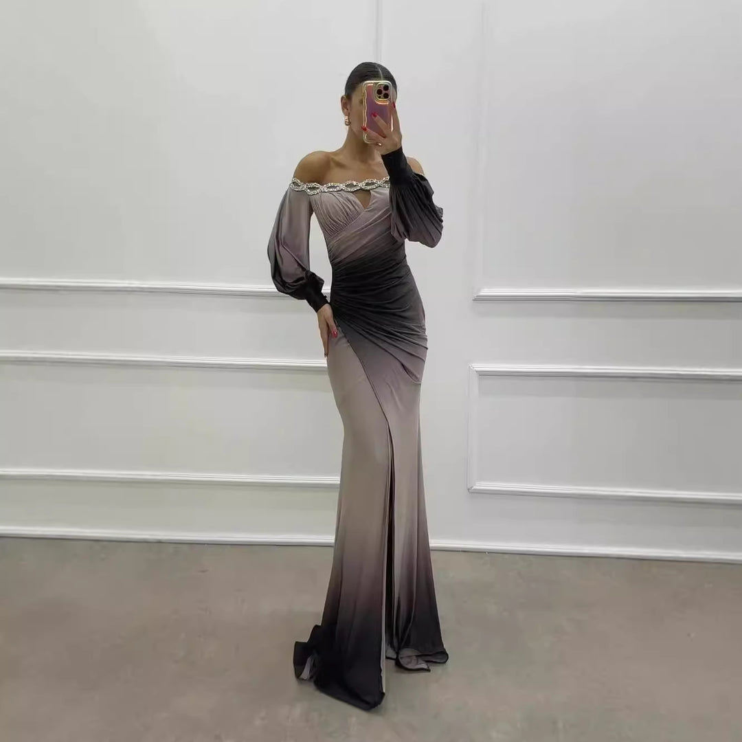 Kvinnors Off-Shoulder Maxi Klänning med Elegant Drapering och Glittrande Accenter Mirla-Eva Jonsson