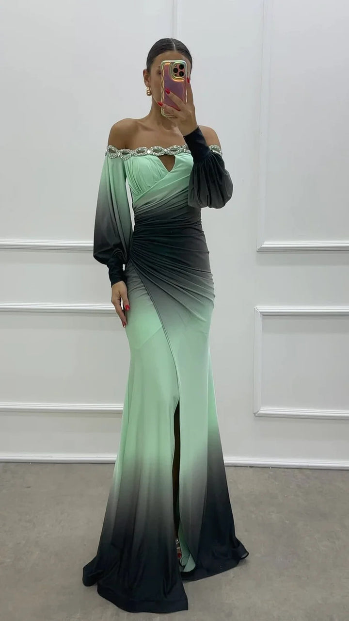 Kvinnors Off-Shoulder Maxi Klänning med Elegant Drapering och Glittrande Accenter Mirla-Eva Jonsson