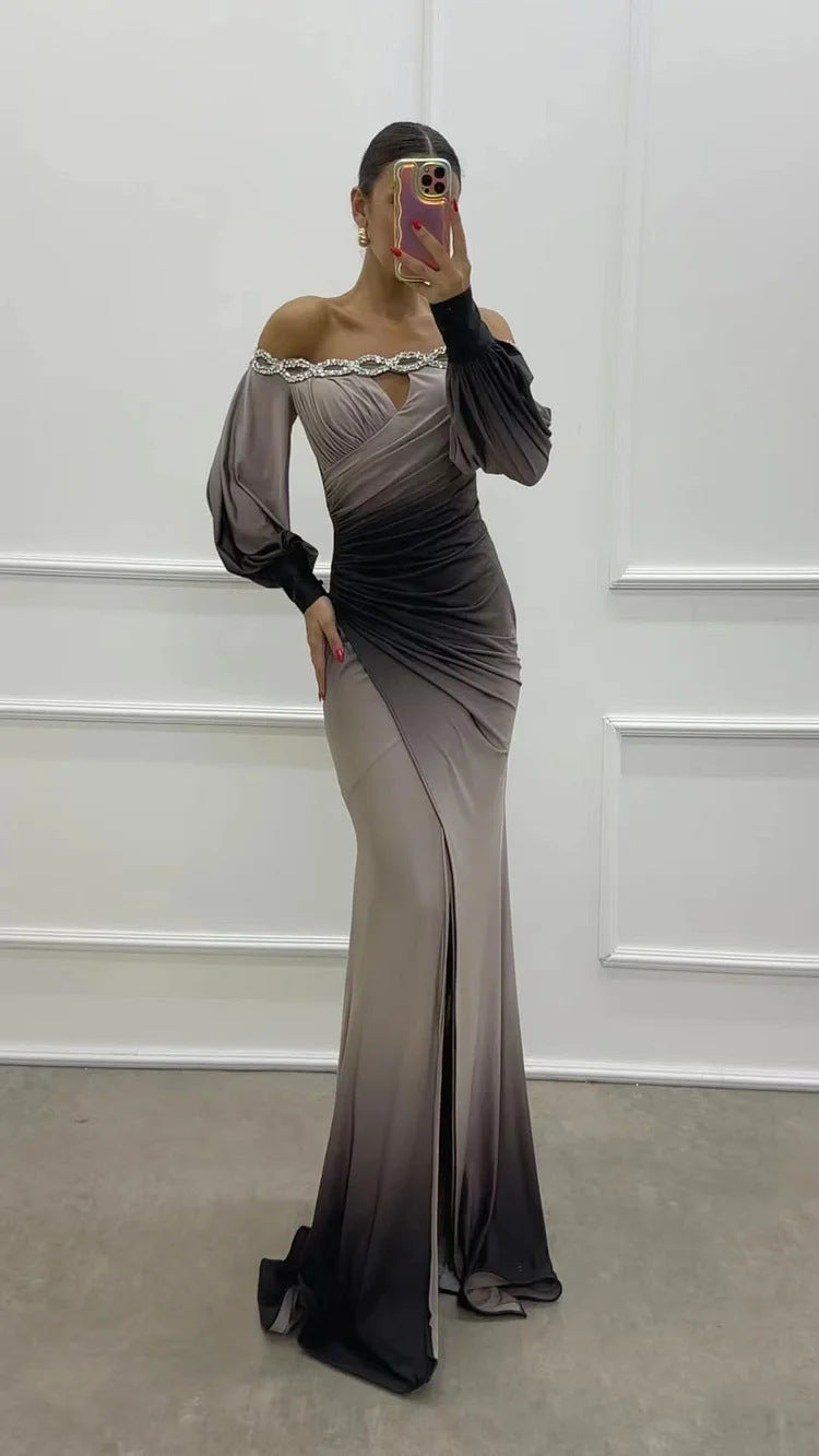 Kvinnors Off-Shoulder Maxi Klänning med Elegant Drapering och Glittrande Accenter Mirla-Eva Jonsson