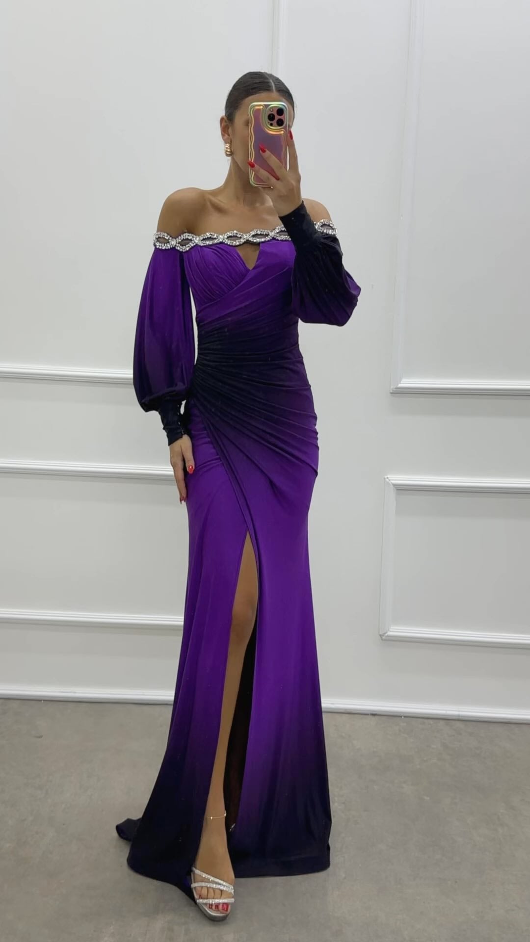 Kvinnors Off-Shoulder Maxi Klänning med Elegant Drapering och Glittrande Accenter Mirla-Eva Jonsson
