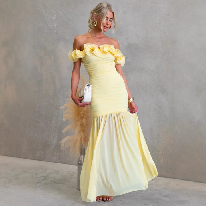 Kvinnors Off-Shoulder Maxi Klänning med Voluminösa Ruffle Detaljer och Elegant Midjeutskärning-Eva Jonsson