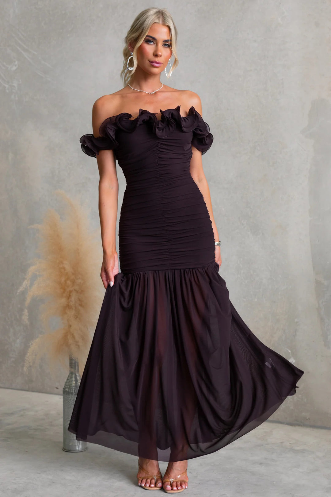 Kvinnors Off-Shoulder Maxi Klänning med Voluminösa Ruffle Detaljer och Elegant Midjeutskärning-Eva Jonsson