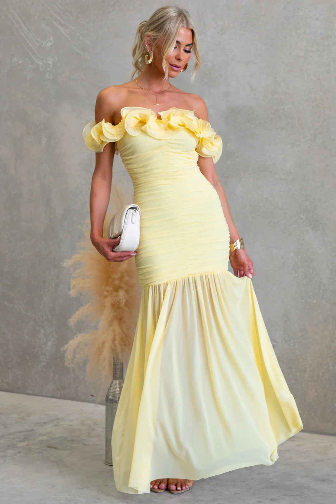 Kvinnors Off-Shoulder Maxi Klänning med Voluminösa Ruffle Detaljer och Elegant Midjeutskärning-Eva Jonsson