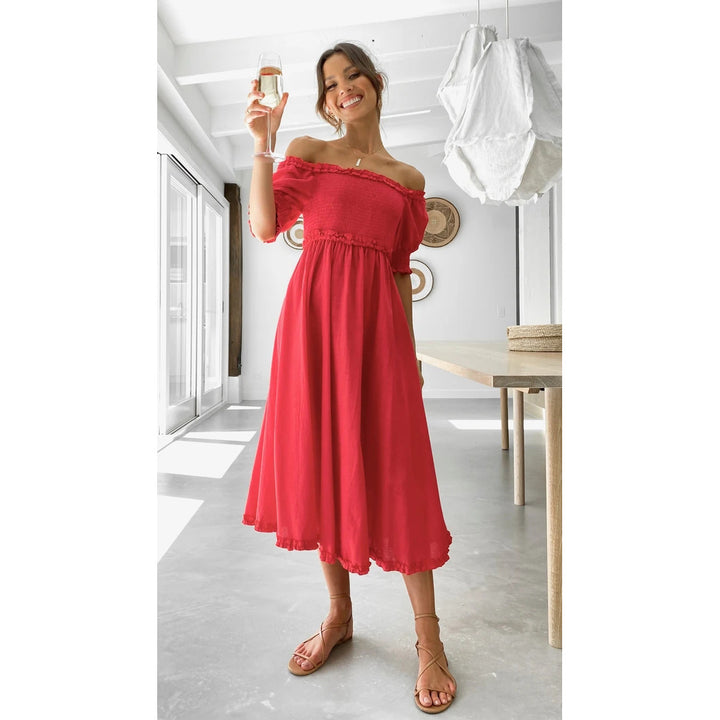 Kvinnors Off-Shoulder Midi Klänning med Luftig Silhuett och Volangdetaljer Mirla-Eva Jonsson