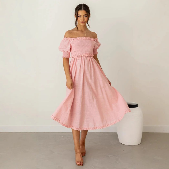 Kvinnors Off-Shoulder Midi Klänning med Luftig Silhuett och Volangdetaljer Mirla-Eva Jonsson