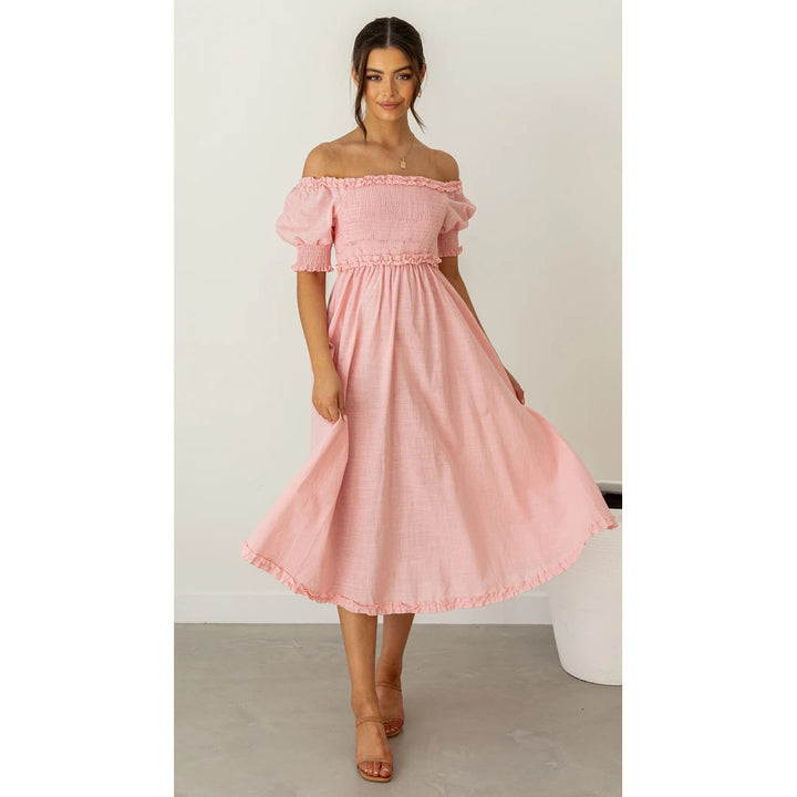 Kvinnors Off-Shoulder Midi Klänning med Luftig Silhuett och Volangdetaljer Mirla-Eva Jonsson