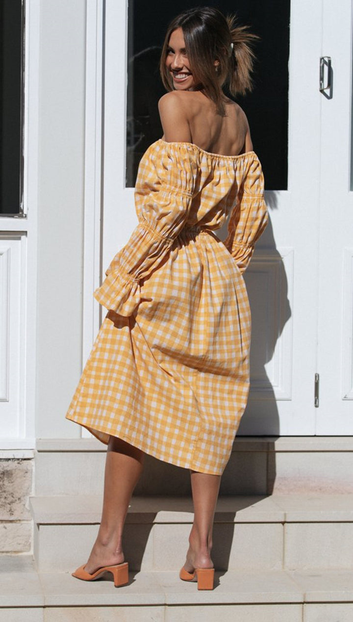 Kvinnors Off-Shoulder Midi Klänning med Rutigt Mönster och Elastisk Midja Mirla-Eva Jonsson