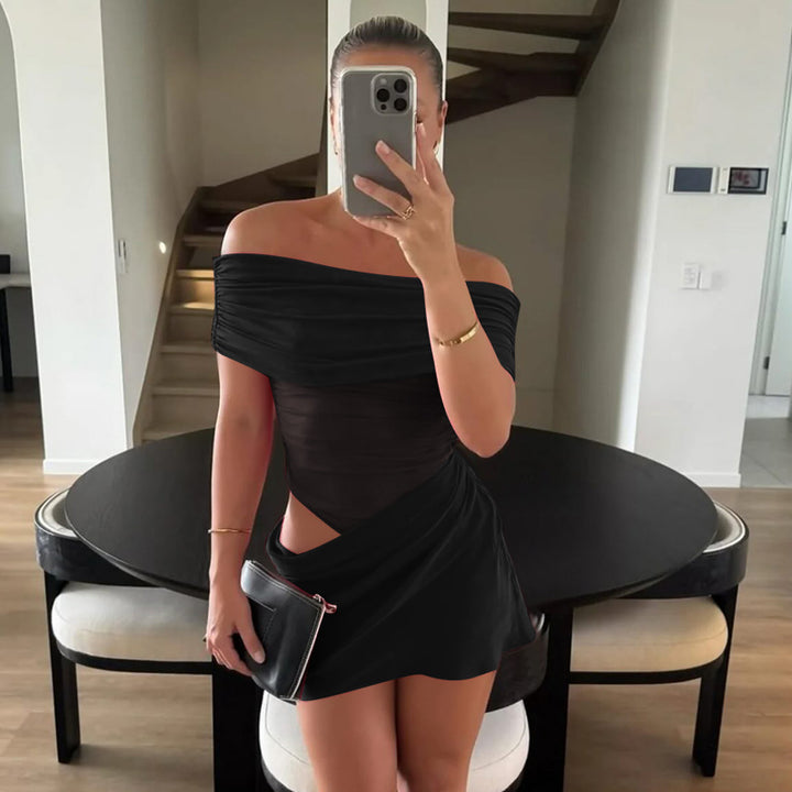 Kvinnors Off-Shoulder Mini Klänning med Figur-Kramande Volangdesign och Asymmetrisk Nederkant-Eva Jonsson