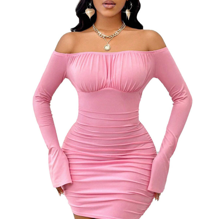 Kvinnors Off-Shoulder Mini Klänning med Sofistikerade Volangdetaljer och Figurvänlig Silhuett Mirla-Eva Jonsson