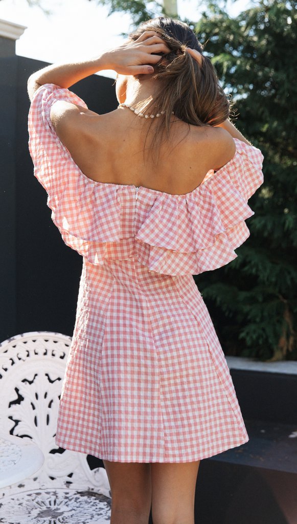 Kvinnors Off-Shoulder Sommardress med Volanger och Söt Rutigt Mönster Mirla-Eva Jonsson