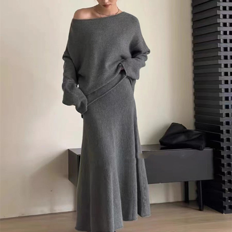 Kvinnors Off-Shoulder Stickad Klänning i Avslappnad Stil med Flowande Snitt Mirla-Eva Jonsson