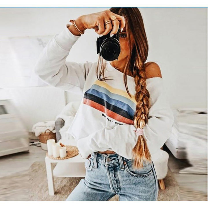 Kvinnors Off-Shoulder Sweatshirt med kontrasterande randmönster Mirla-Eva Jonsson
