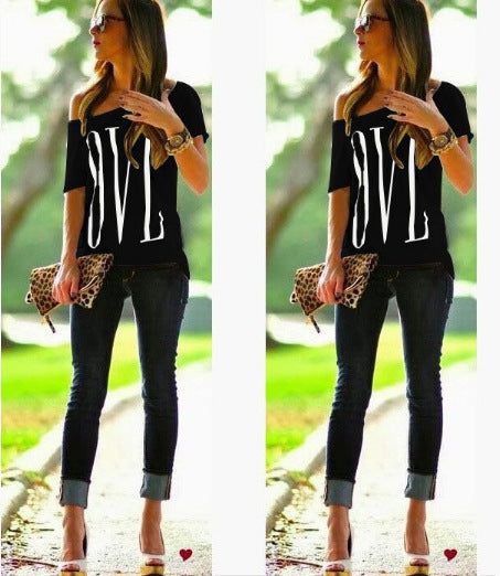 Kvinnors Off-Shoulder T-Shirt med stora bokstäver Mirla-Eva Jonsson