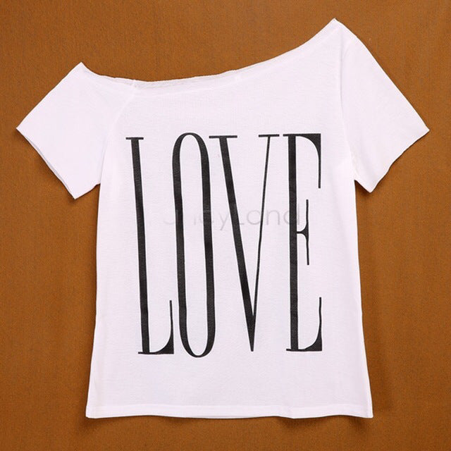 Kvinnors Off-Shoulder T-Shirt med stora bokstäver Mirla-Eva Jonsson