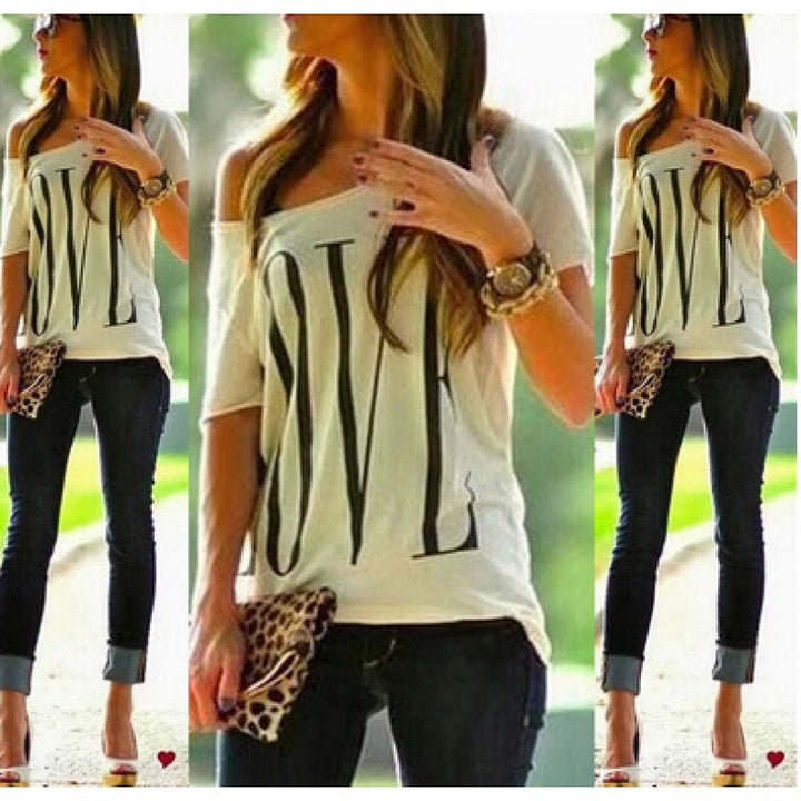 Kvinnors Off-Shoulder T-Shirt med stora bokstäver Mirla-Eva Jonsson