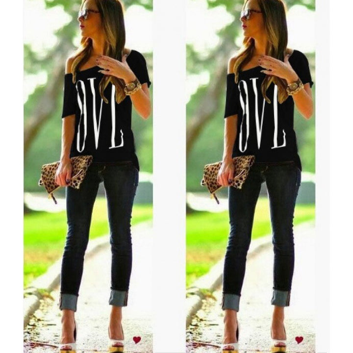 Kvinnors Off-Shoulder T-Shirt med stora bokstäver Mirla-Eva Jonsson
