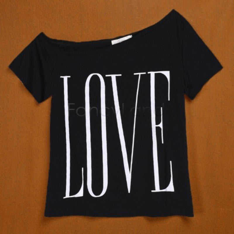 Kvinnors Off-Shoulder T-Shirt med stora bokstäver Mirla-Eva Jonsson