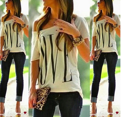 Kvinnors Off-Shoulder T-Shirt med stora bokstäver Mirla-Eva Jonsson