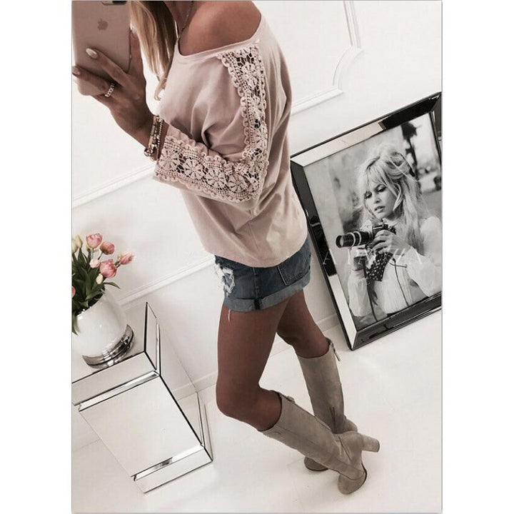 Kvinnors Off-Shoulder Topp med Spetsdekoration och Låg Passform Mirla-Eva Jonsson