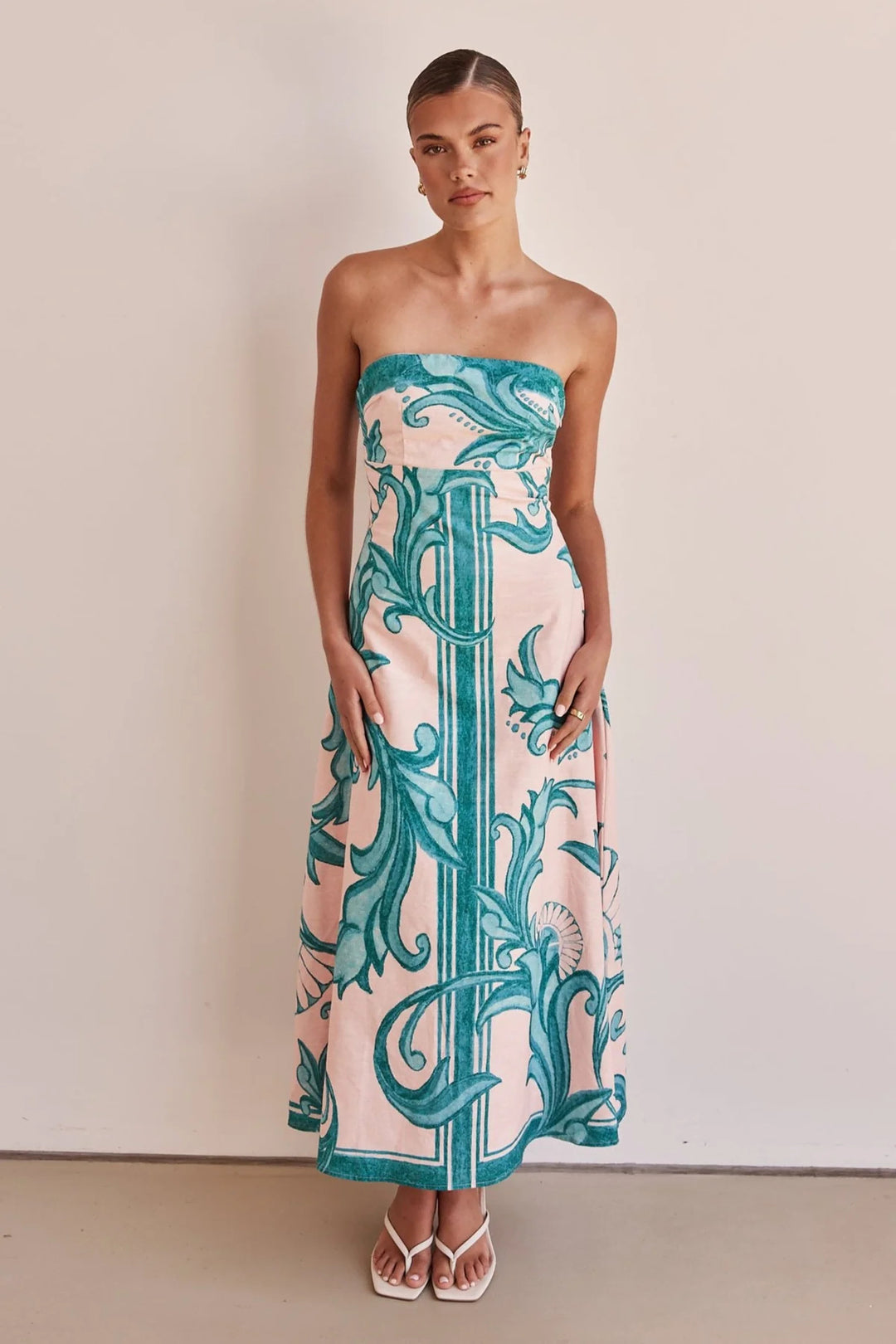 Kvinnors Offshoulder Maxiklänning med Blommönster och Elegant A-linjeformad Snitt-Eva Jonsson
