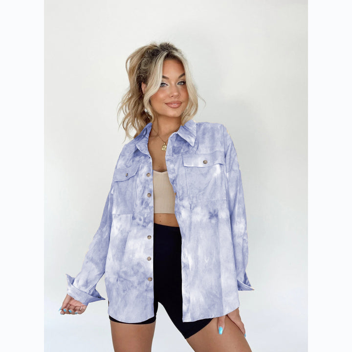 Kvinnors Oversize Denim Skjortjacka i Trendig Tie-Dye Design Mirla-Eva Jonsson
