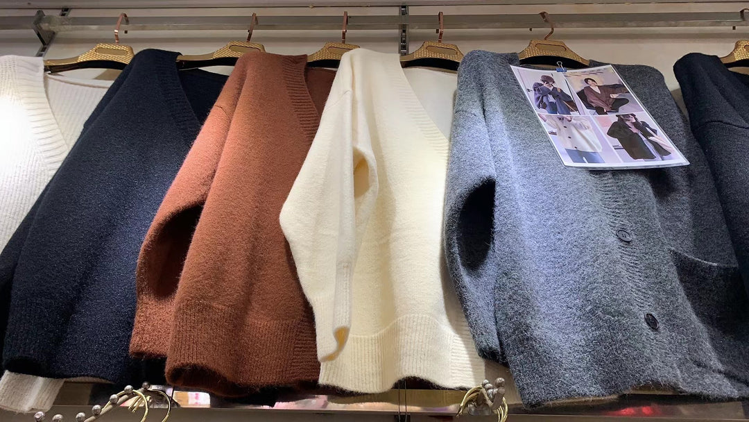 Kvinnors Oversized Cardigan med Praktiska Fickor och V-Hals Klänning-Eva Jonsson