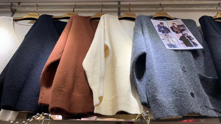 Kvinnors Oversized Cardigan med Praktiska Fickor och V-Hals Klänning-Eva Jonsson