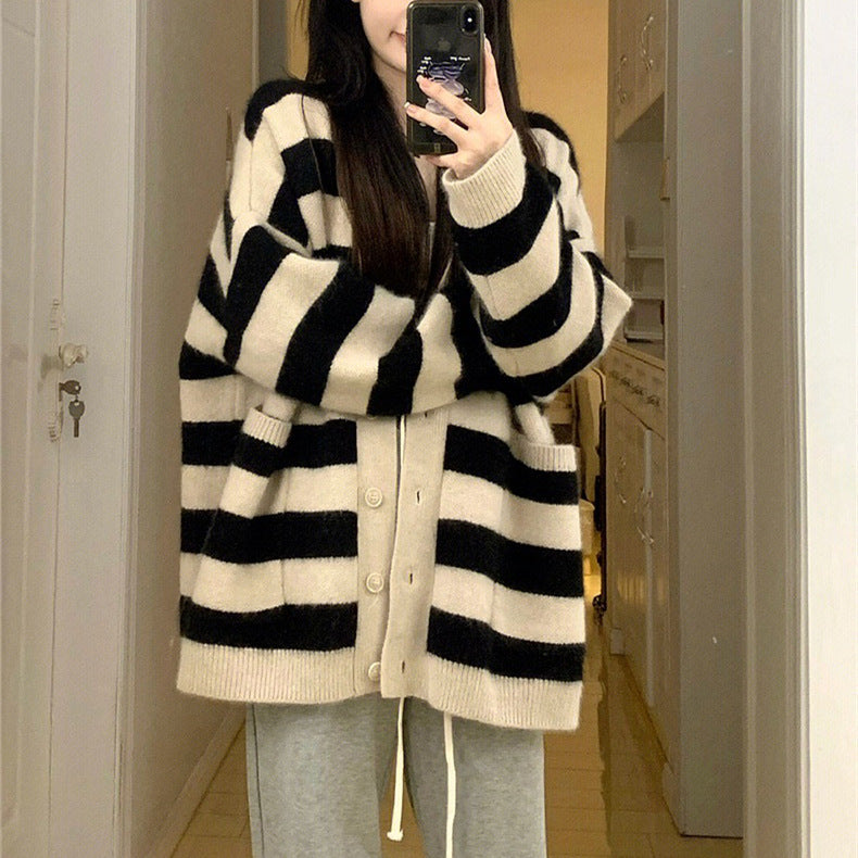 Kvinnors Oversized Cardigan med Vida Randar och Praktiska Fickor Mirla-Eva Jonsson
