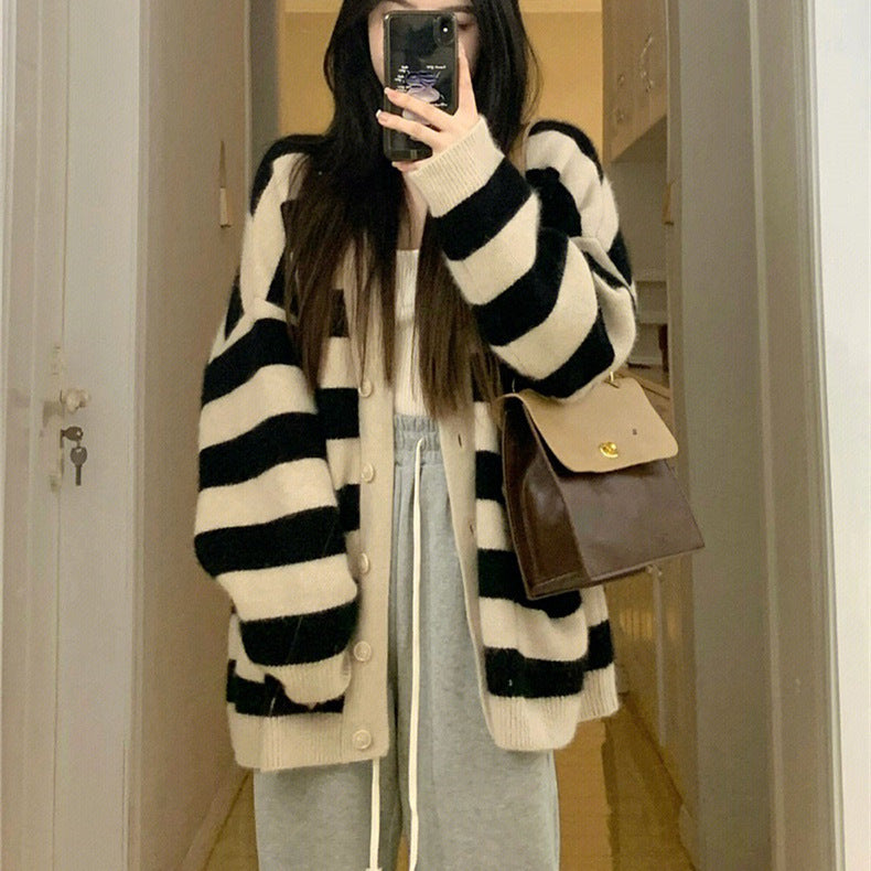 Kvinnors Oversized Cardigan med Vida Randar och Praktiska Fickor Mirla-Eva Jonsson