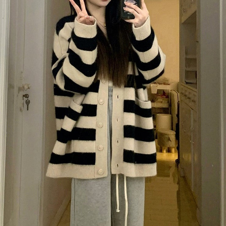 Kvinnors Oversized Cardigan med Vida Randar och Praktiska Fickor Mirla-Eva Jonsson