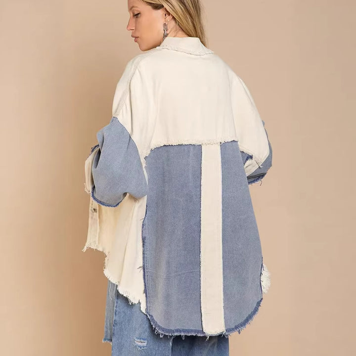 Kvinnors Oversized Denimjacka med Unika Färgblock och Fransdetaljer Mirla-Eva Jonsson