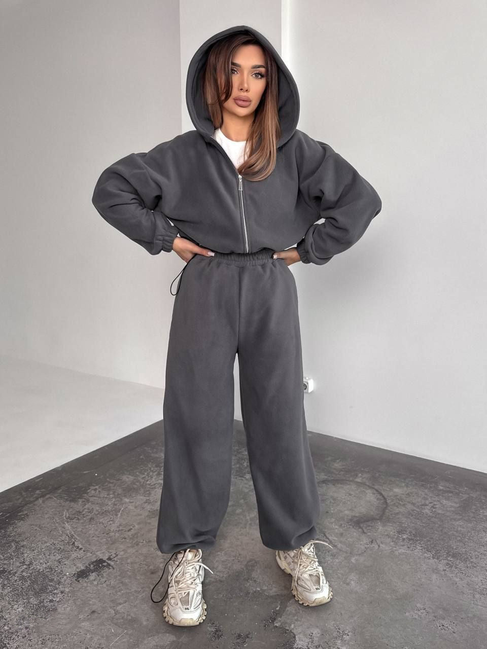 Kvinnors Oversized Fleece Träningsoverall med Huva och Vida Ben Mirla-Eva Jonsson
