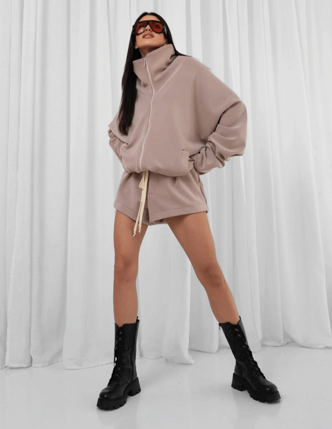 Kvinnors Oversized Hoodie Jacka och Shorts Set med Kontinuerlig Dragkedja Mirla-Eva Jonsson