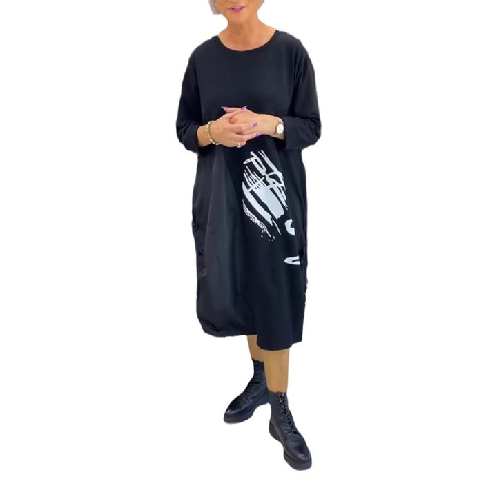 Kvinnors Oversized Hoodie Klänning med Sidofickor och Grafisk Utskrift Mirla-Eva Jonsson