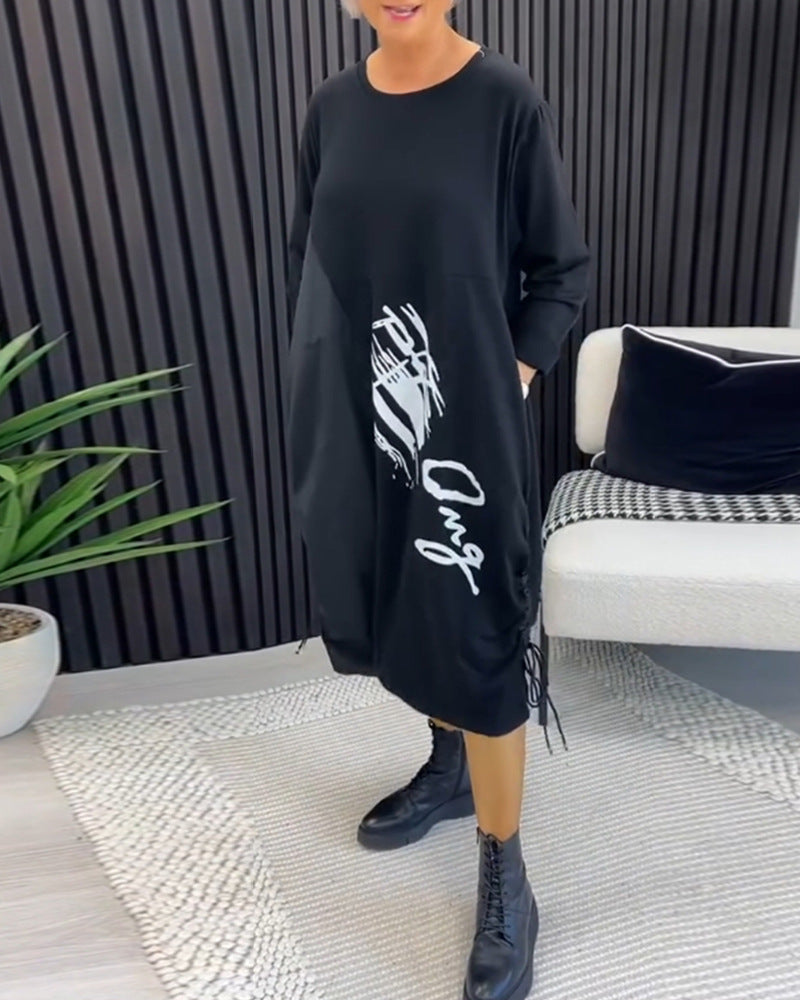 Kvinnors Oversized Hoodie Klänning med Sidofickor och Grafisk Utskrift Mirla-Eva Jonsson