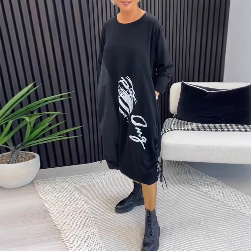 Kvinnors Oversized Hoodie Klänning med Sidofickor och Grafisk Utskrift Mirla-Eva Jonsson