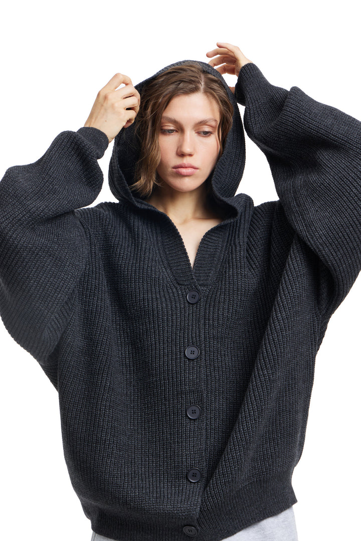 Kvinnors Oversized Hoodie med Huva och Knappdetaljer Mirla-Eva Jonsson