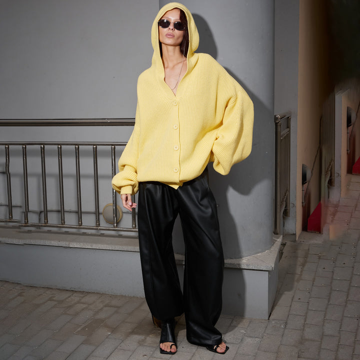 Kvinnors Oversized Hoodie med Huva och Knappdetaljer Mirla-Eva Jonsson