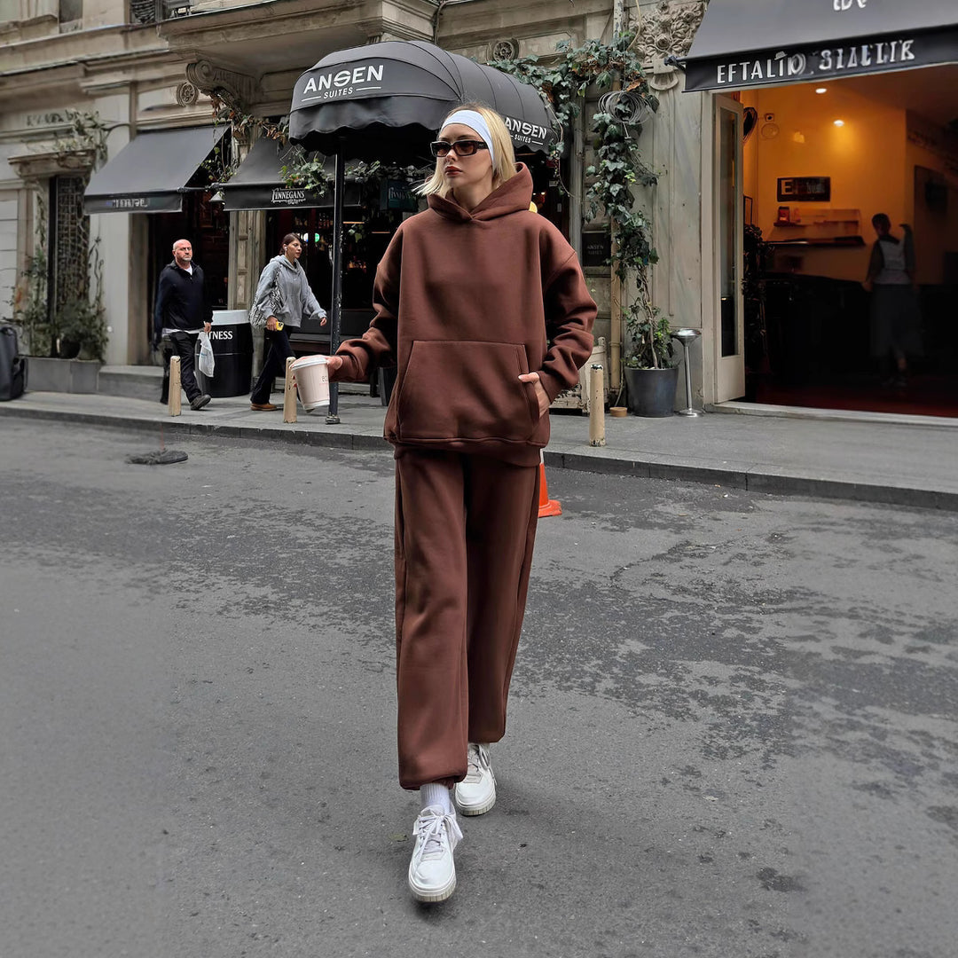 Kvinnors Oversized Hoodie och Vida Joggingbyxor i Avslappnad Look Mirla-Eva Jonsson
