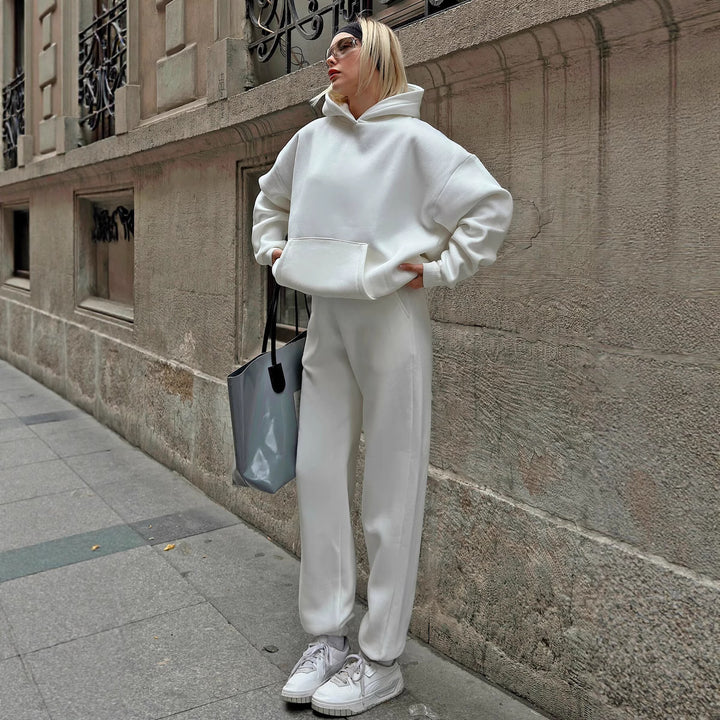 Kvinnors Oversized Hoodie och Vida Joggingbyxor i Avslappnad Look Mirla-Eva Jonsson